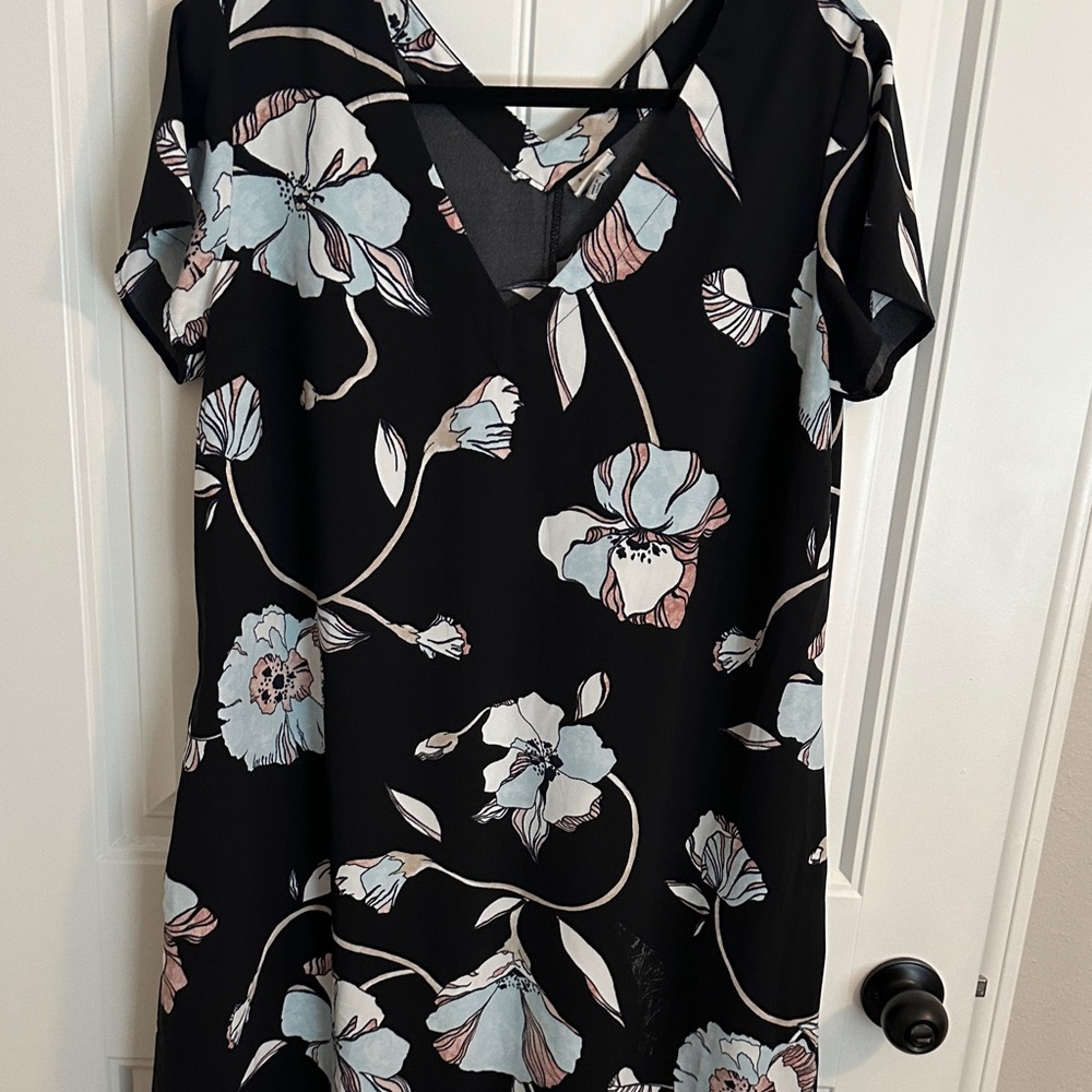 A ❤️New Day Black and Blue Floral Top